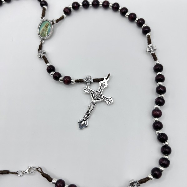Rosario de cuerda de madera redonda con misterios de San Benito – cuentas de 6 mm