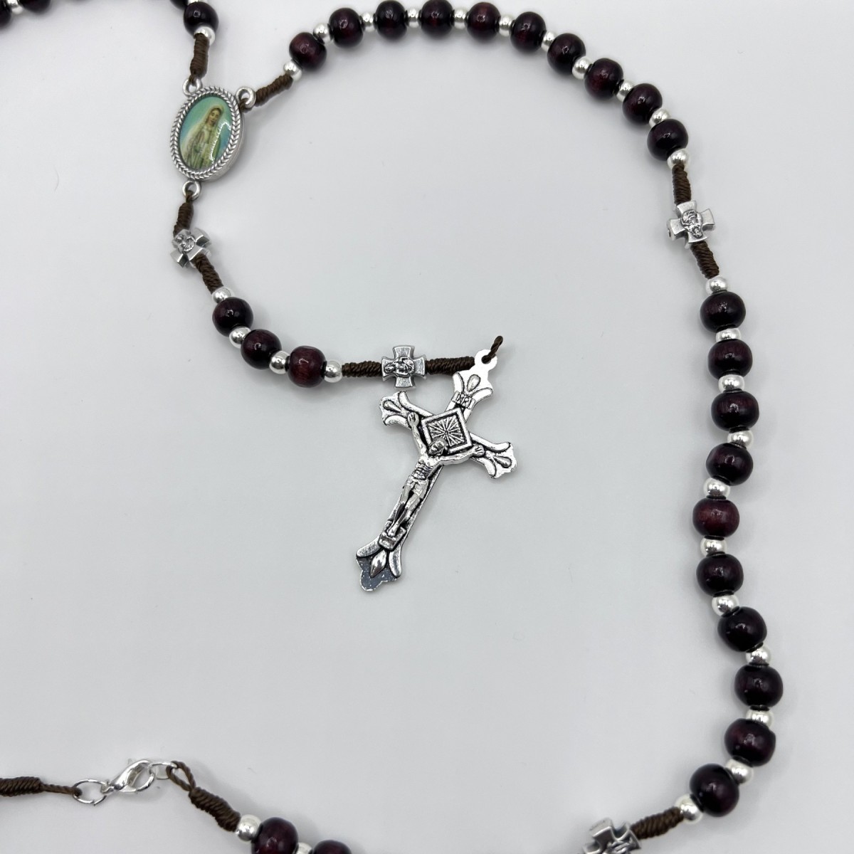 Rosario de cuerda de madera redonda con misterios de San Benito – cuentas de 6 mm