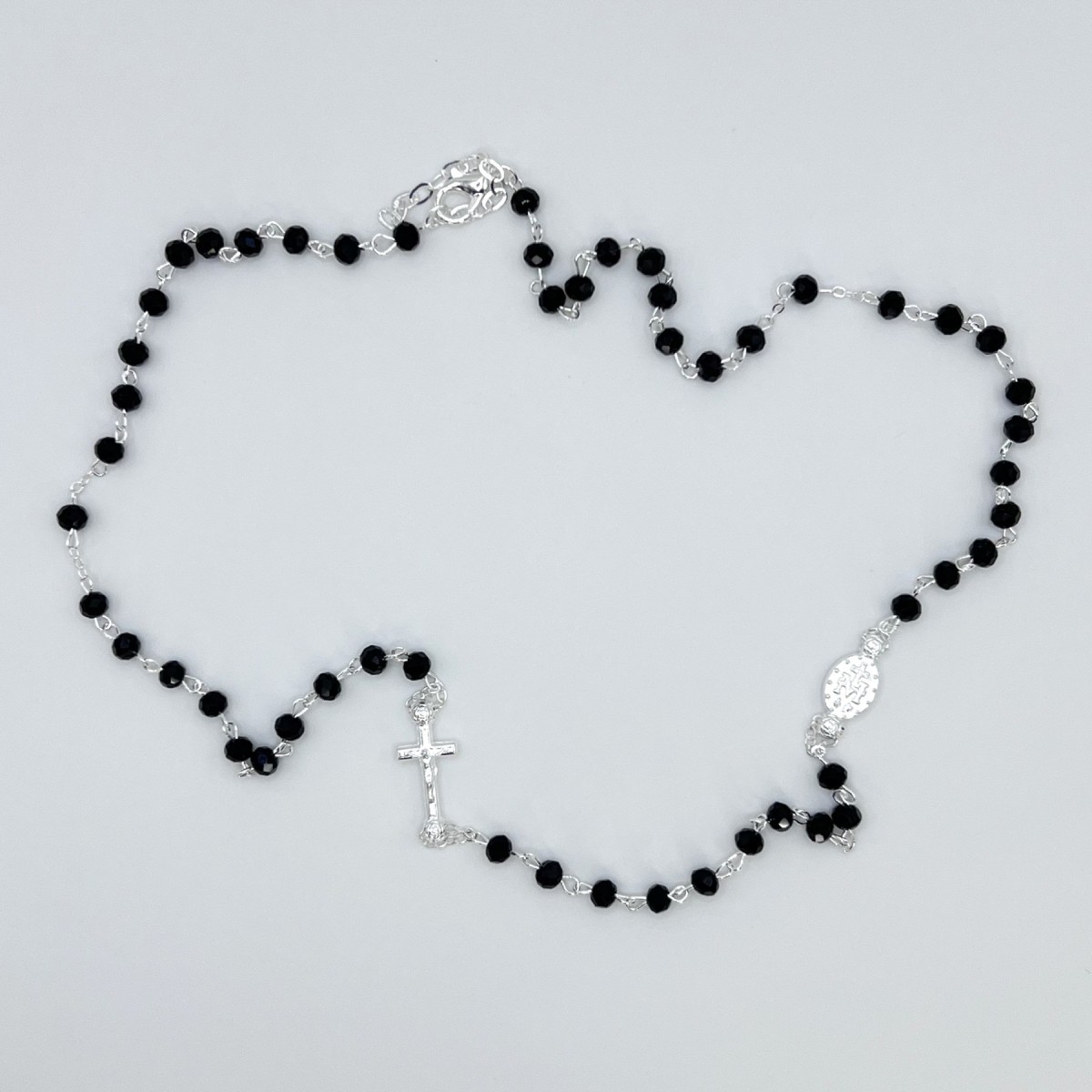 Gargantilla collar rosario de cristal negro y plateado – cuentas de 4 mm