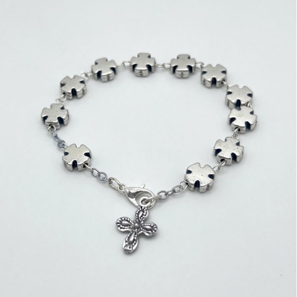 Pulsera Cruz Celta metálica plateada – cuentas de 10x10 mm