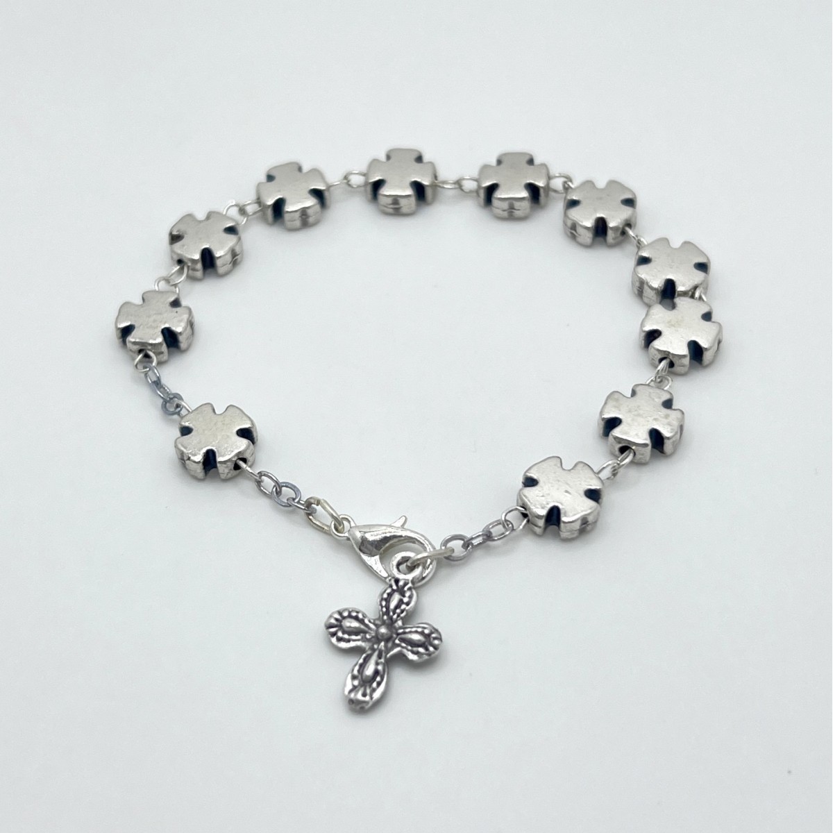 Pulsera Cruz Celta metálica plateada – cuentas de 10x10 mm