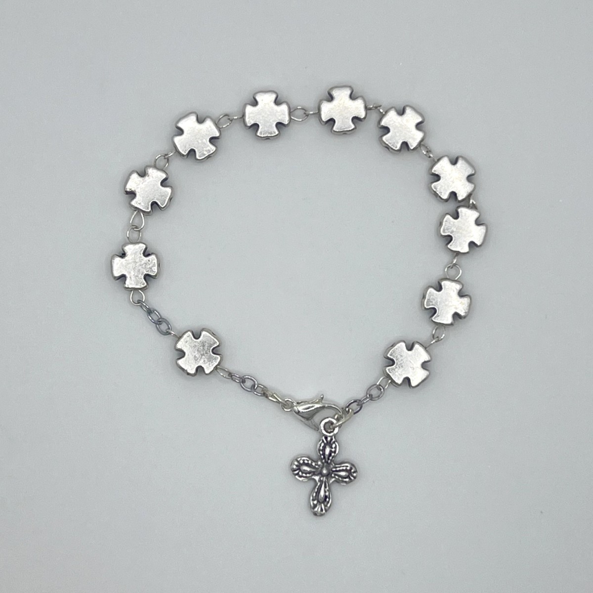 Pulsera Cruz Celta metálica plateada – cuentas de 10x10 mm