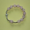 Pulsera elástica tipo perla con cruz de metal rosa – cuentas de 8 mm