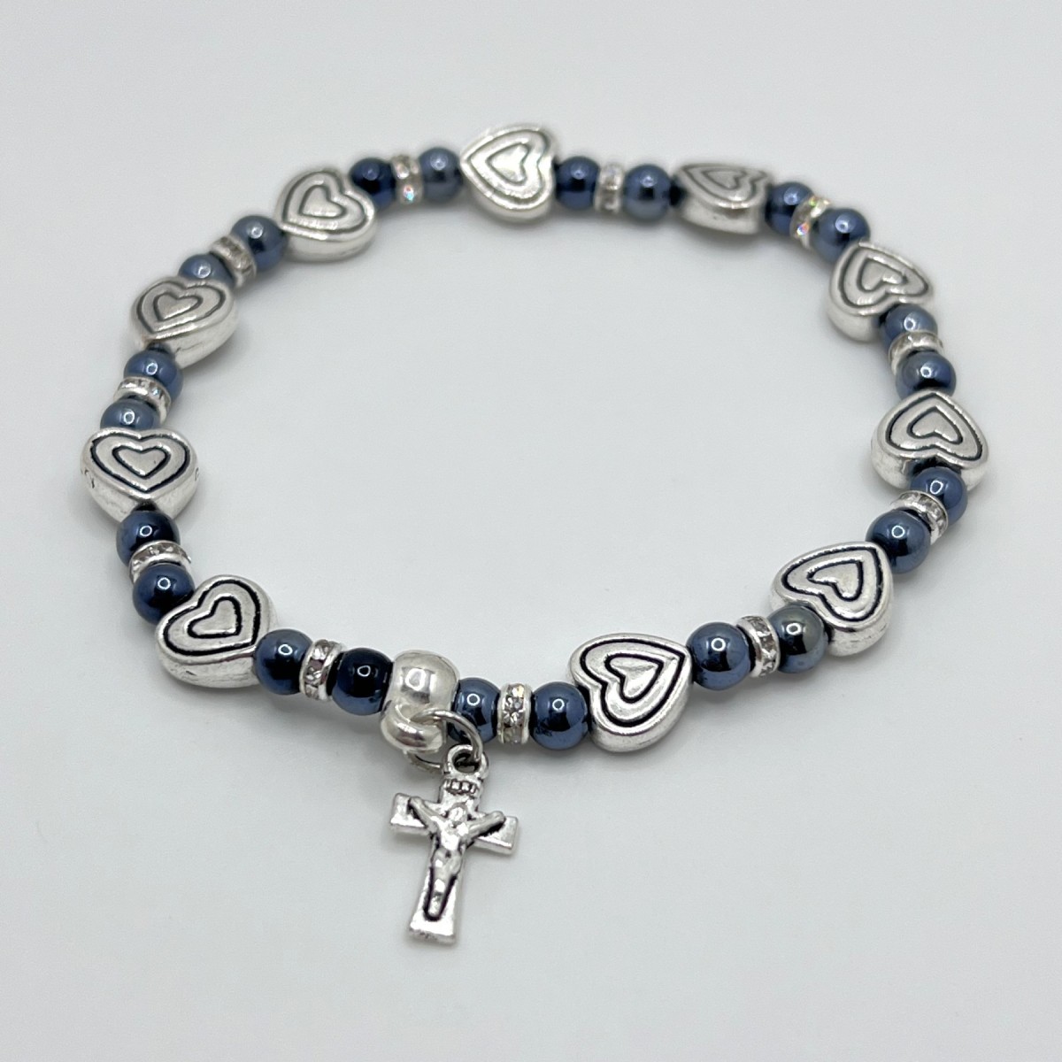 Pulsera elástica de hematite con corazón metálico – artesanal y elegante