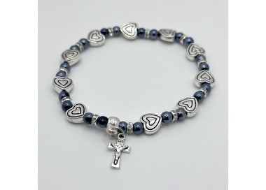 Pulsera elástica de hematite con corazón metálico – artesanal y elegante