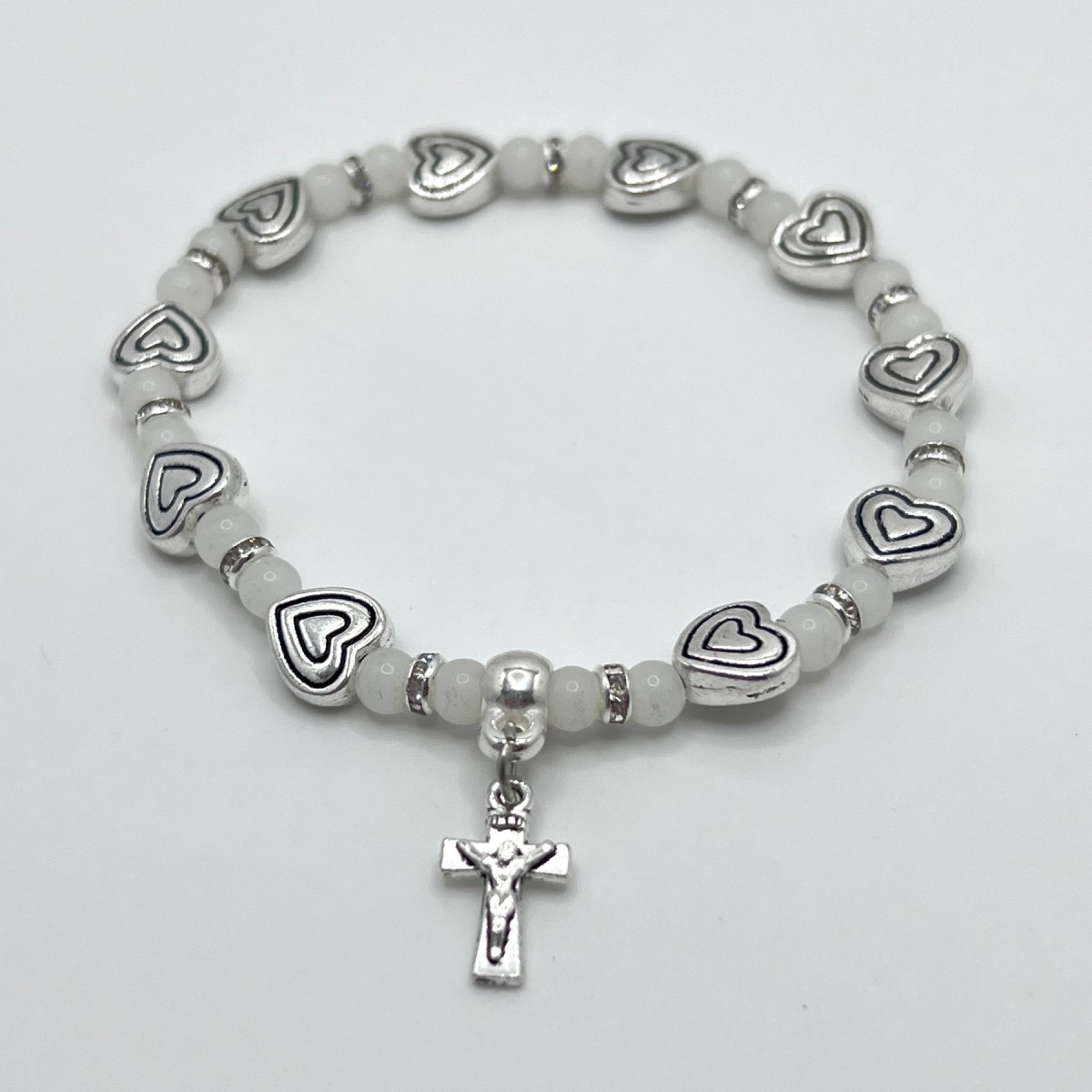Pulsera con corazón metálico y cuentas de cristal – 5 mm