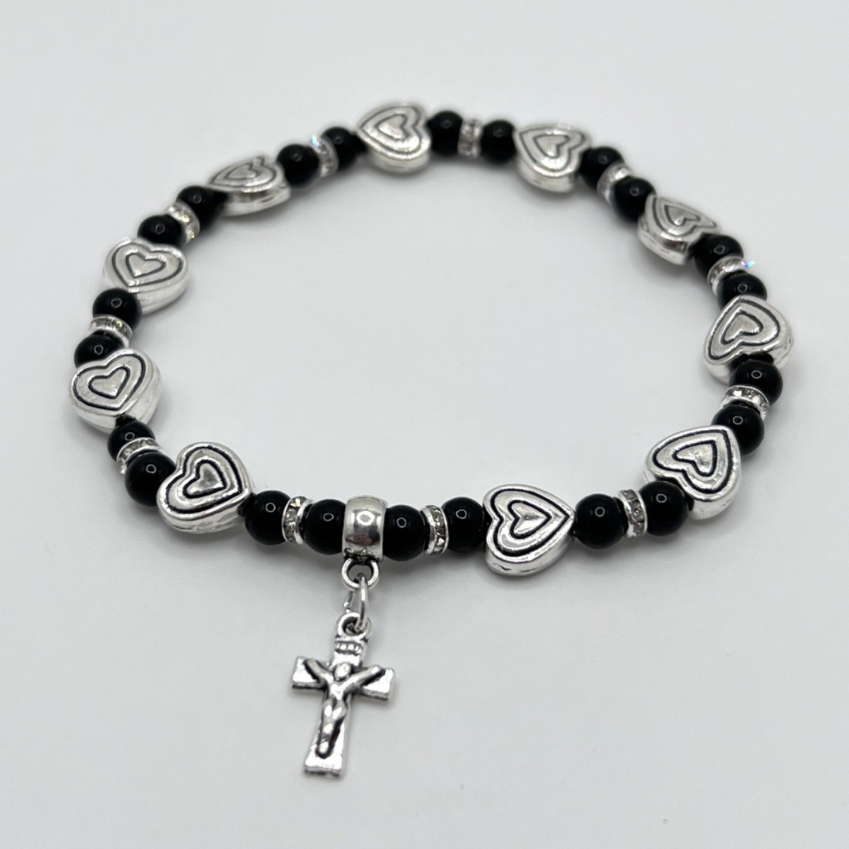 Pulsera con corazón metálico y cuentas de cristal – 5 mm