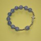 Pulsera elástica tipo perla con cruz de metal celeste – cuentas de 8 mm
