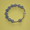 Pulsera elástica tipo perla con cruz de metal celeste – cuentas de 8 mm