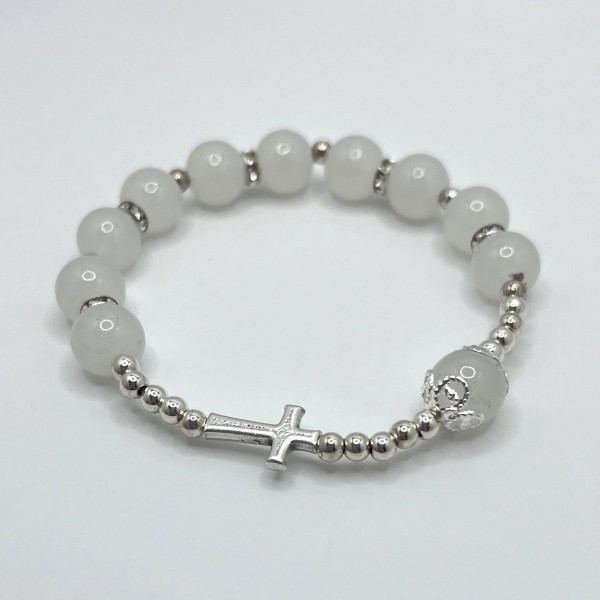 Pulsera elástica tipo perla con cruz de metal – cuentas de 8 mm