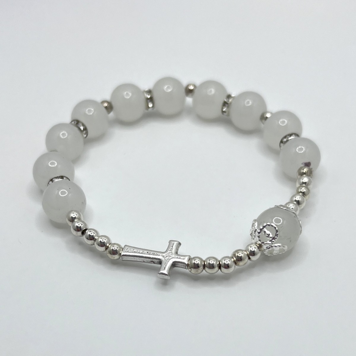 Pulsera elástica tipo perla con cruz de metal – cuentas de 8 mm