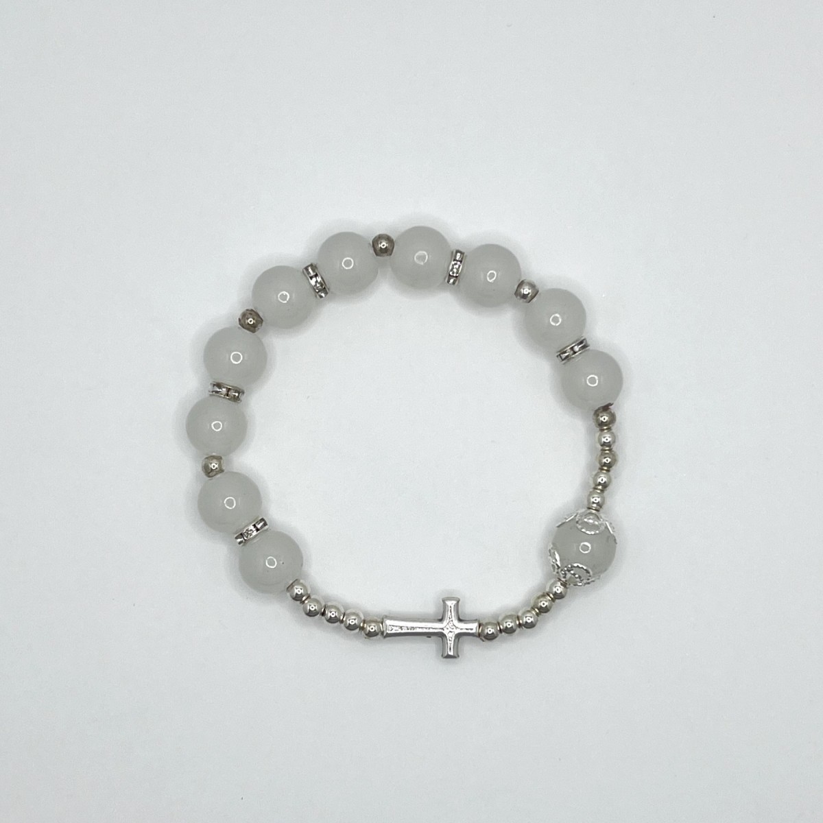Pulsera elástica tipo perla con cruz de metal – cuentas de 8 mm