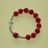 Pulsera elástica tipo perla con cruz de metal roja – cuentas de 8 mm