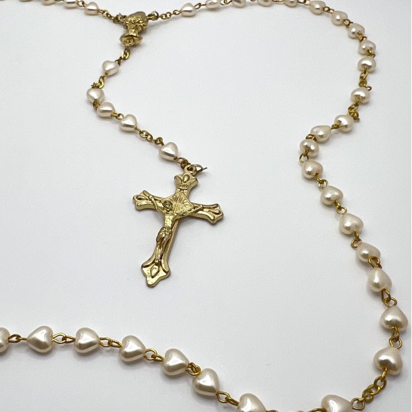 Rosario de cristal perla con corazones dorados y cáliz – cuentas de 6x6 mm